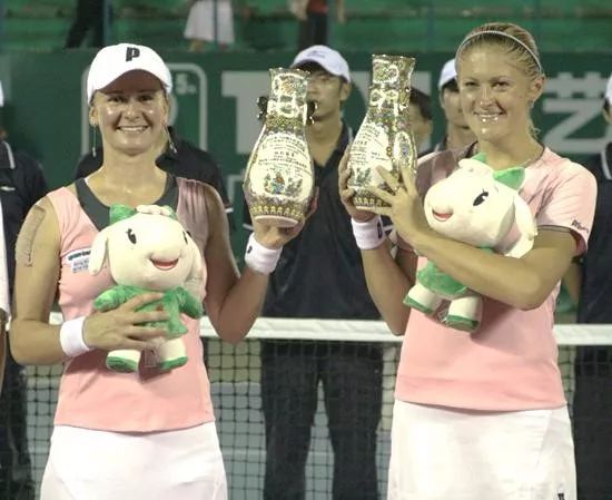 首轮爆冷奠 首轮爆冷奠